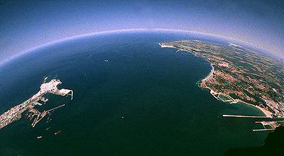 Cádiz (izquierda) - Puerto Santa María (derecha)
           fotografía aerea realizada en 1984